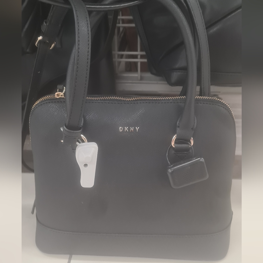 Bolso de hombro DKNY Bryant Park con cremallera con logotipo negro